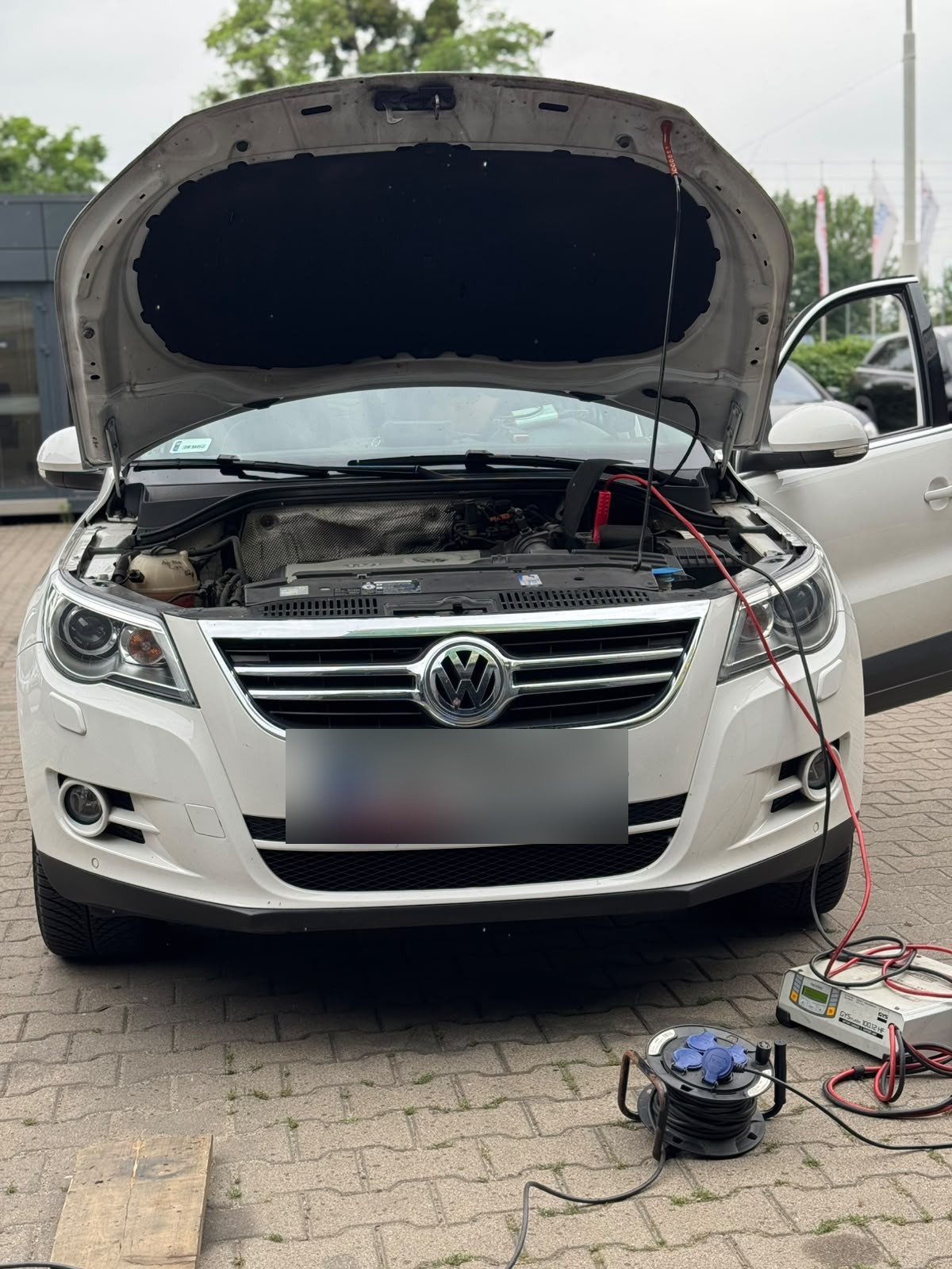 VW Tiguan 2.0 TDI z otwartą maską podpięty do diagnostyki — usuwanie EGR w BMG Tuning Wrocław