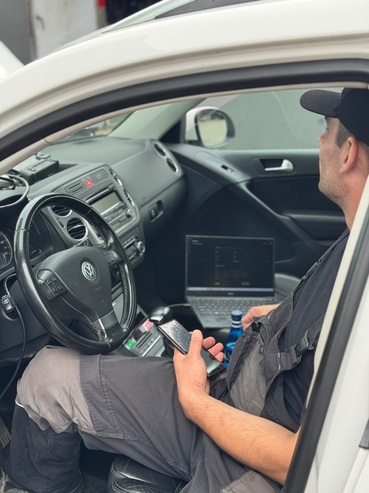 VW Tiguan 2.0 TDI z otwartą maską podpięty do diagnostyki — usuwanie EGR w BMG Tuning Wrocław