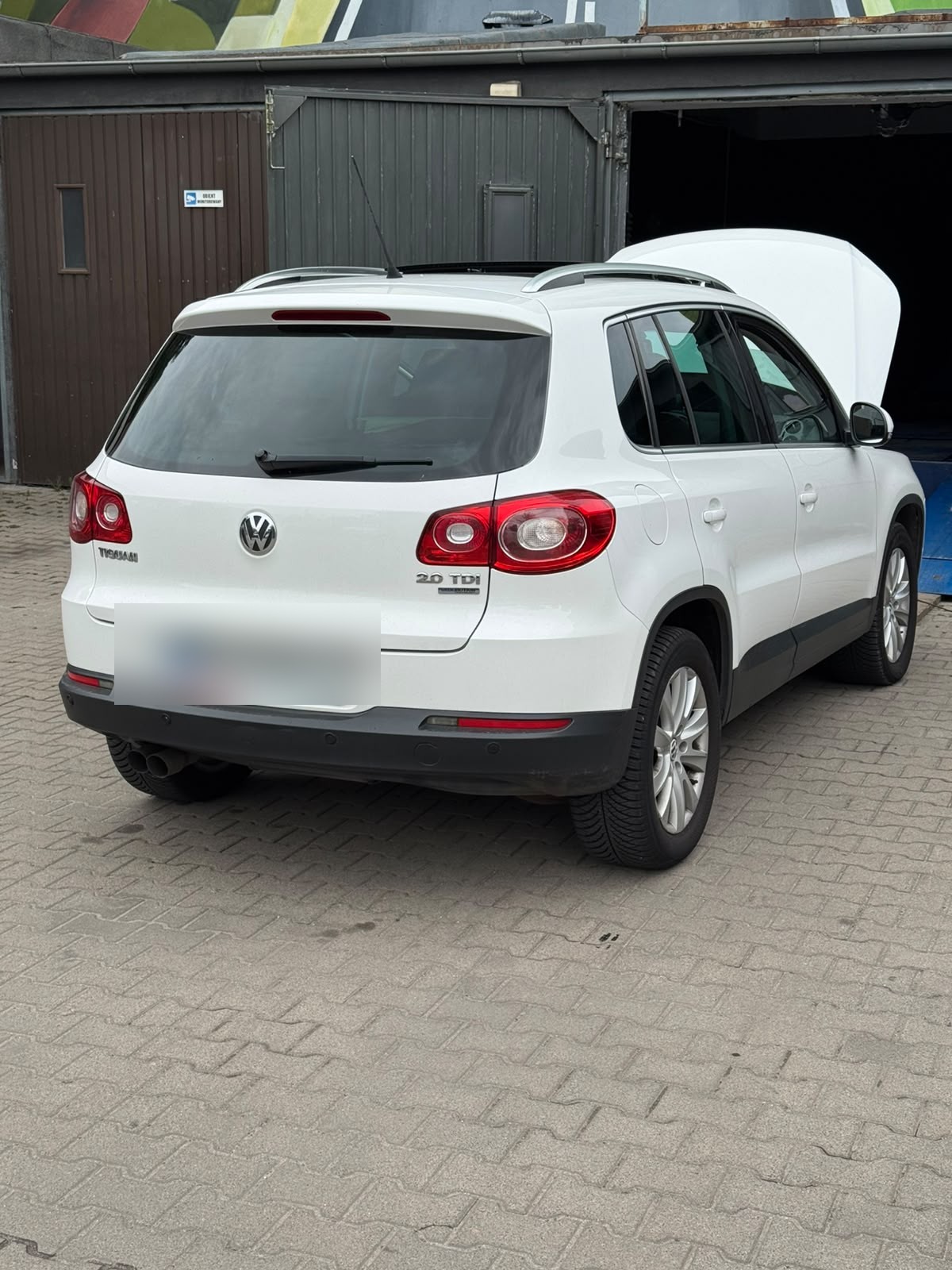 VW Tiguan 2.0 TDI z otwartą maską podpięty do diagnostyki — usuwanie EGR w BMG Tuning Wrocław
